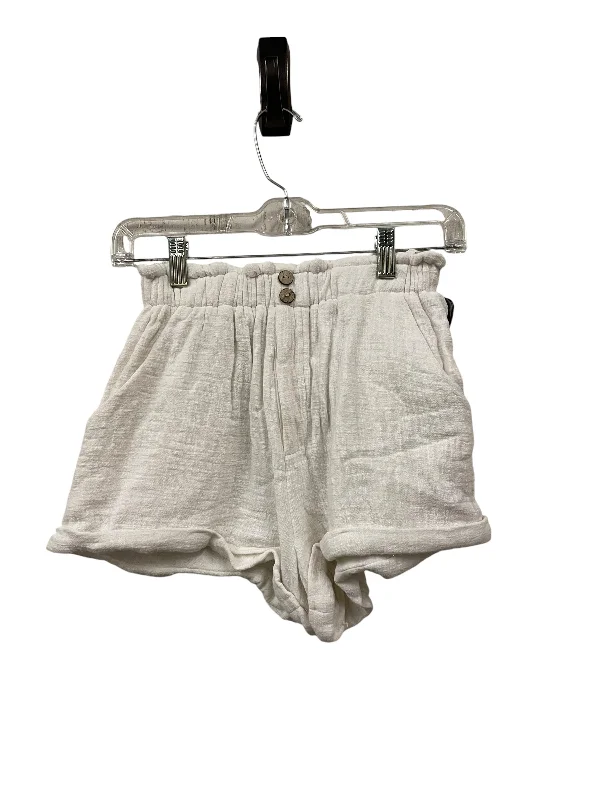 Chic Outfits Shorts By Clothes Mentor In White, Size: S